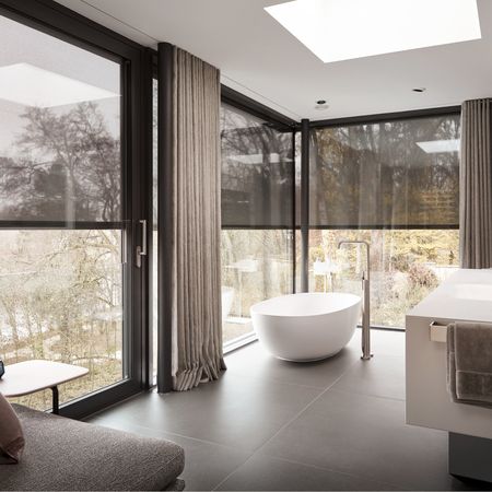 Textiler Sonnenschutz im Badezimmer
